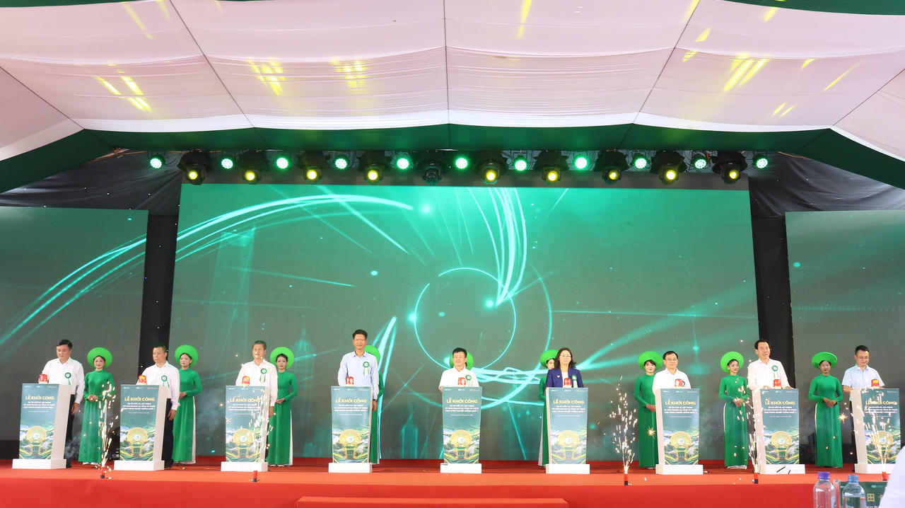 Các đại biểu bấm nút khởi công&nbsp;Dự án Cụm công nghiệp (CCN) Thống Nhất 1 tại xã Gia Phú, tỉnh Lào Cai