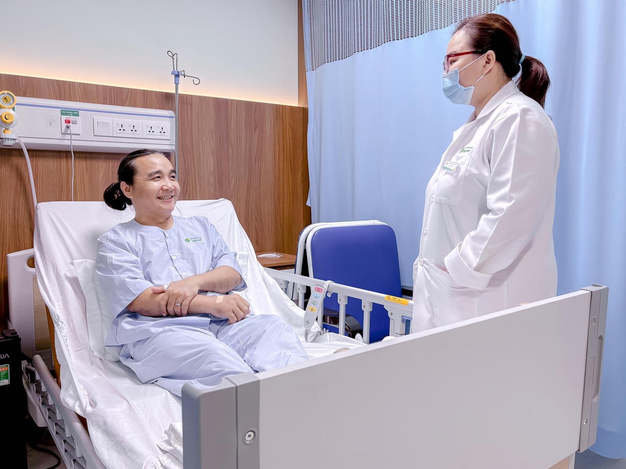 Anh Nguyễn Hoài B (41 tuổi, TP HCM) được theo dõi và chăm sóc sau can thiệp tại Bệnh viện Đa khoa Việt Mỹ. 