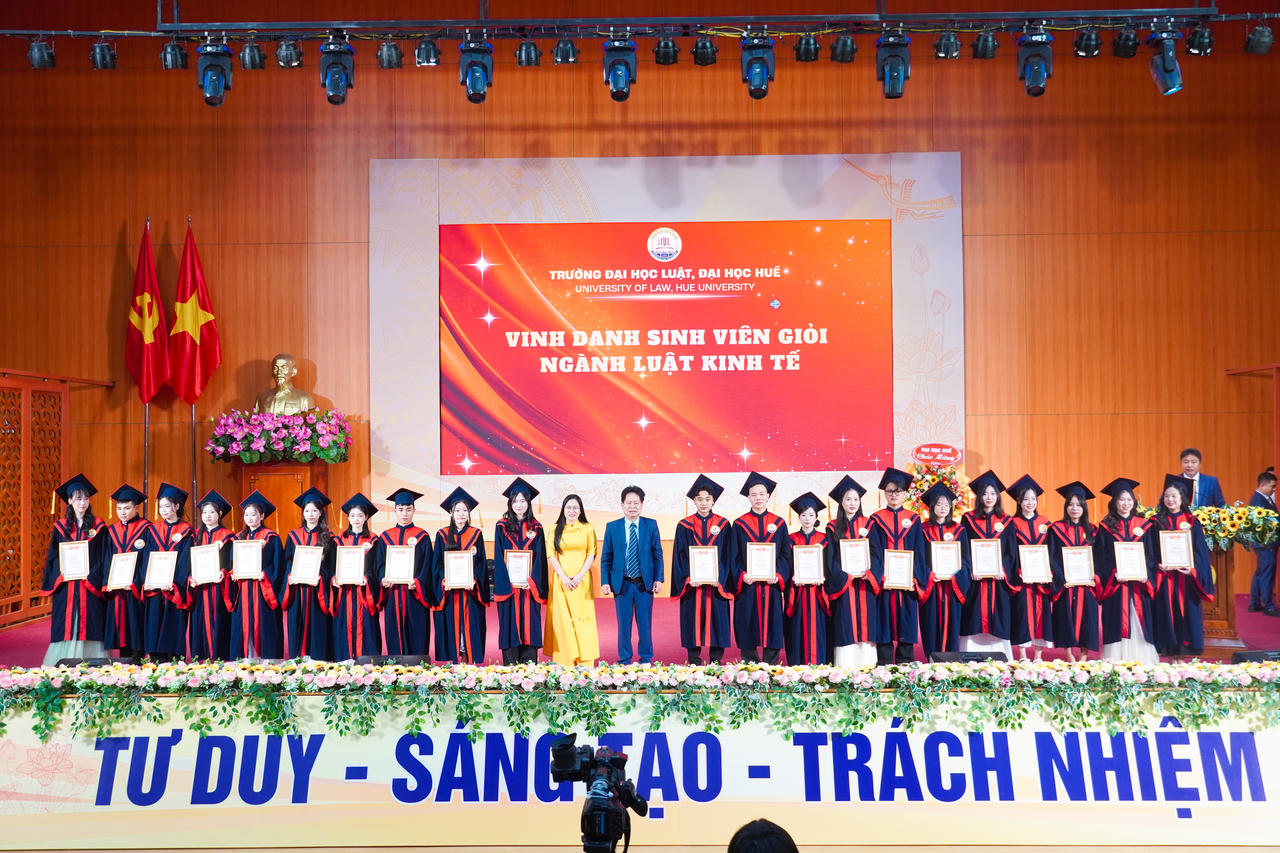 Trong tổng số sinh viên tốt nghiệp đợt này, có 439 tân cử nhân ngành Luật Kinh tế và 382 tân cử nhân ngành Luật&nbsp;