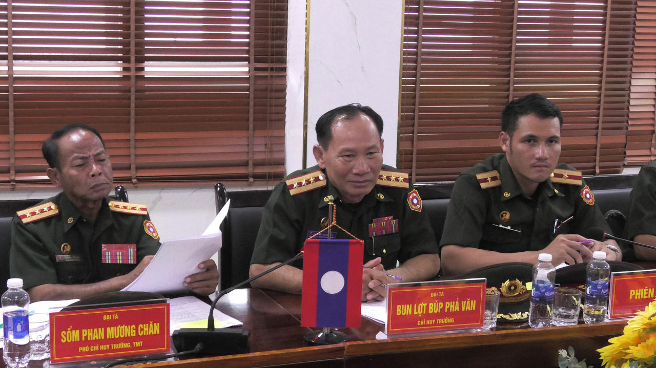 Đại biểu tham dự hội đàm nước bạn (Lào).
