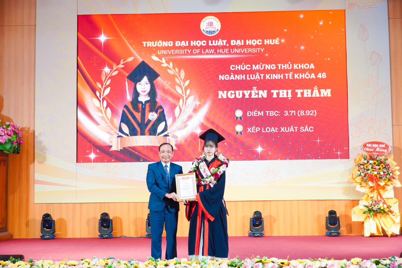 Trường ĐH Luật, ĐH Huế trao bằng cử nhân cho hơn 800 sinh viên