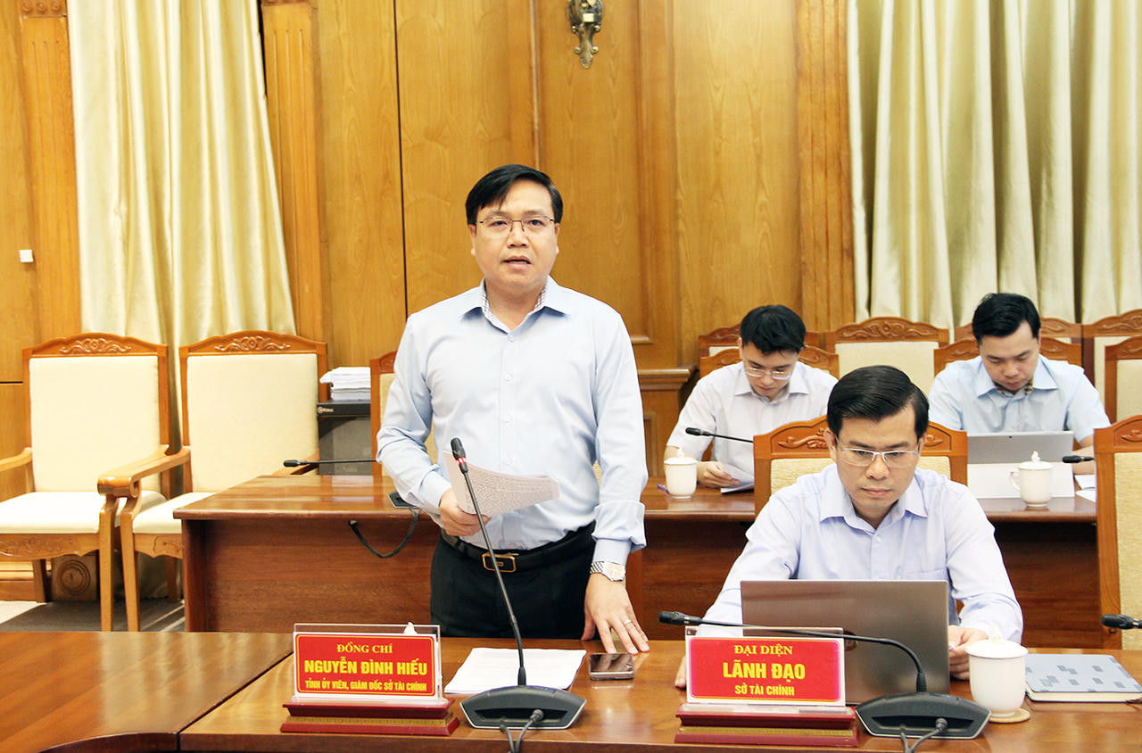 Ông Nguyễn Đình Hiếu, Giám đốc Sở Tài chính báo cáo tình hình giải ngân vốn đầu tư công tại hội nghị.