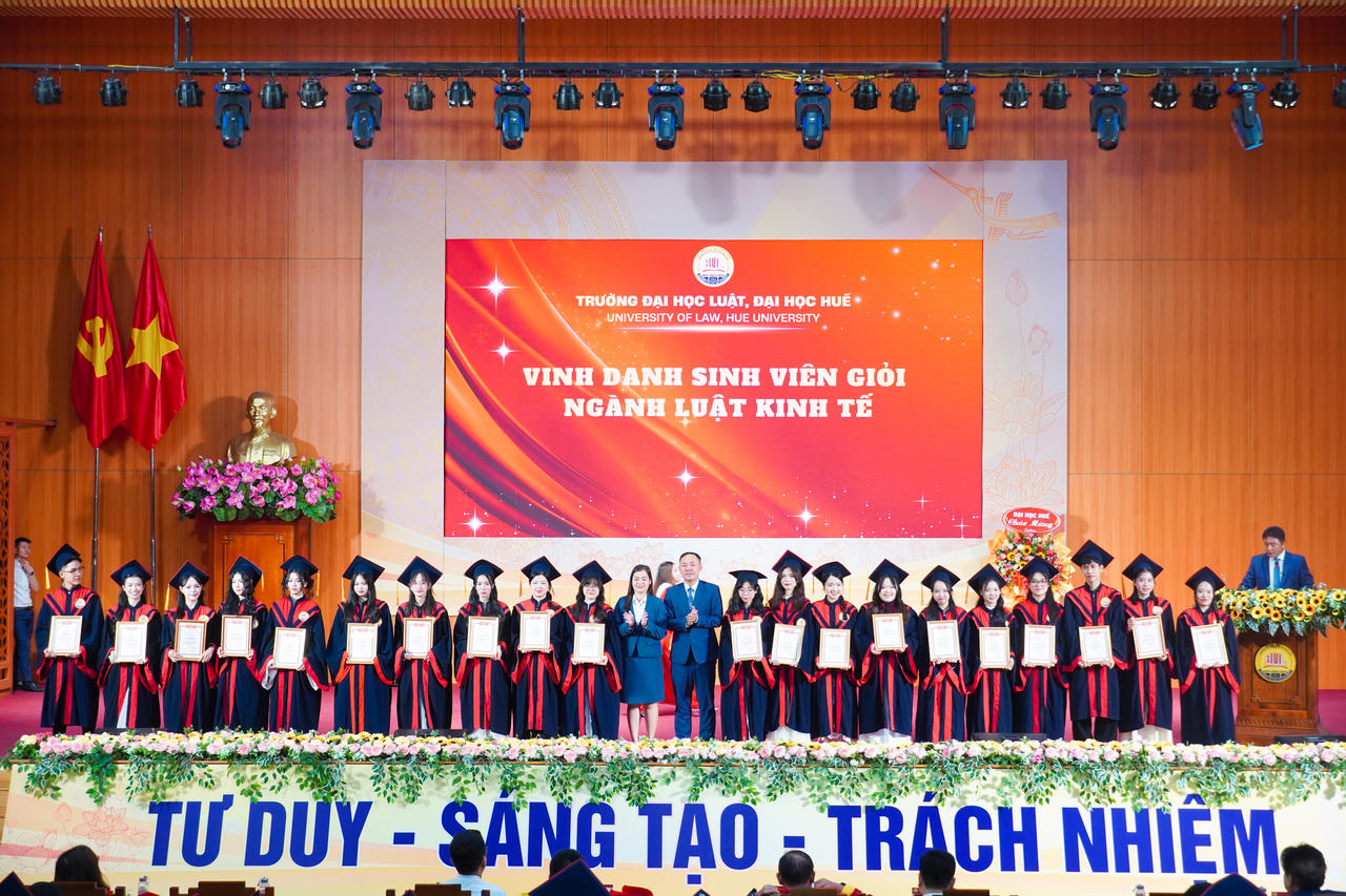 Sinh viên khóa 46 là khóa đầu tiên của chương trình đào tạo song ngữ Việt - Anh tốt nghiệp&nbsp;