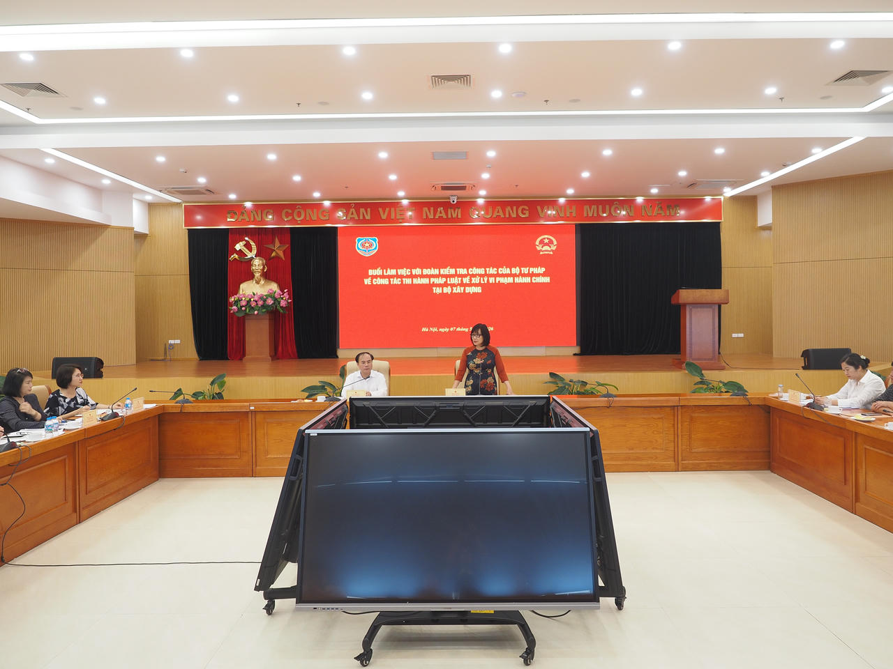 Thứ trưởng Đặng Hoàng Oanh kiểm tra về công tác thi hành pháp luật về xử lý vi phạm hành chính tại Bộ Xây dựng
