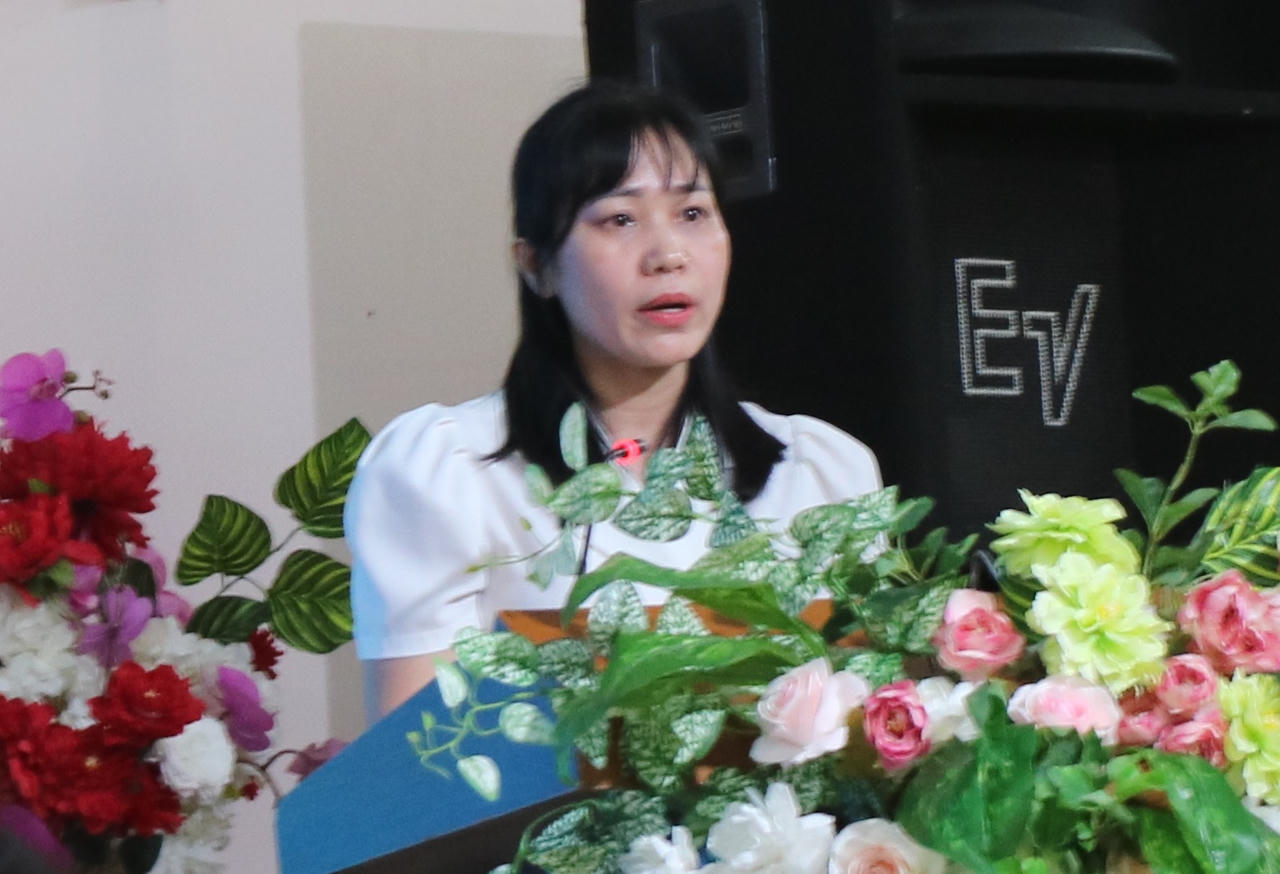 Đại diện Trung tâm Trợ giúp Pháp lý Nhà nước tỉnh Lạng Sơn trình bày tham luận. (Ảnh: Minh Hữu)