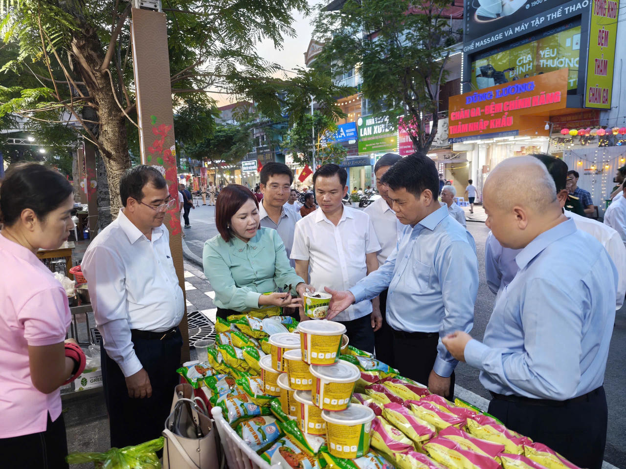 Các đại biểu tham quan các gian hàng.