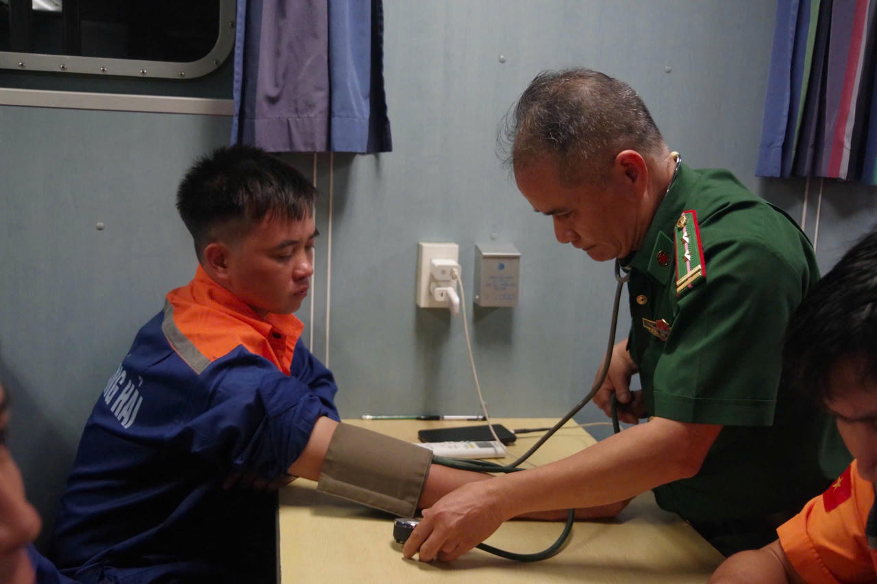Quân y Biên phòng thăm khám sức khỏe cho thuyền viên bị nạn.