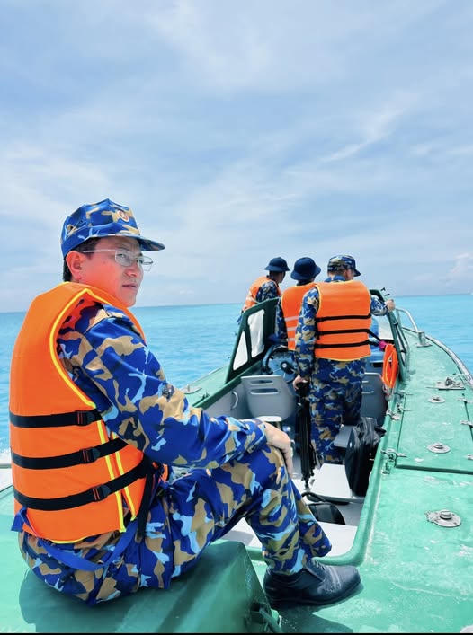 Đại tá Bùi Quang Thuyên, Phó Tư lệnh Vùng 4 Hải quân trong một chuyến kiểm tra quần đảo Trường Sa