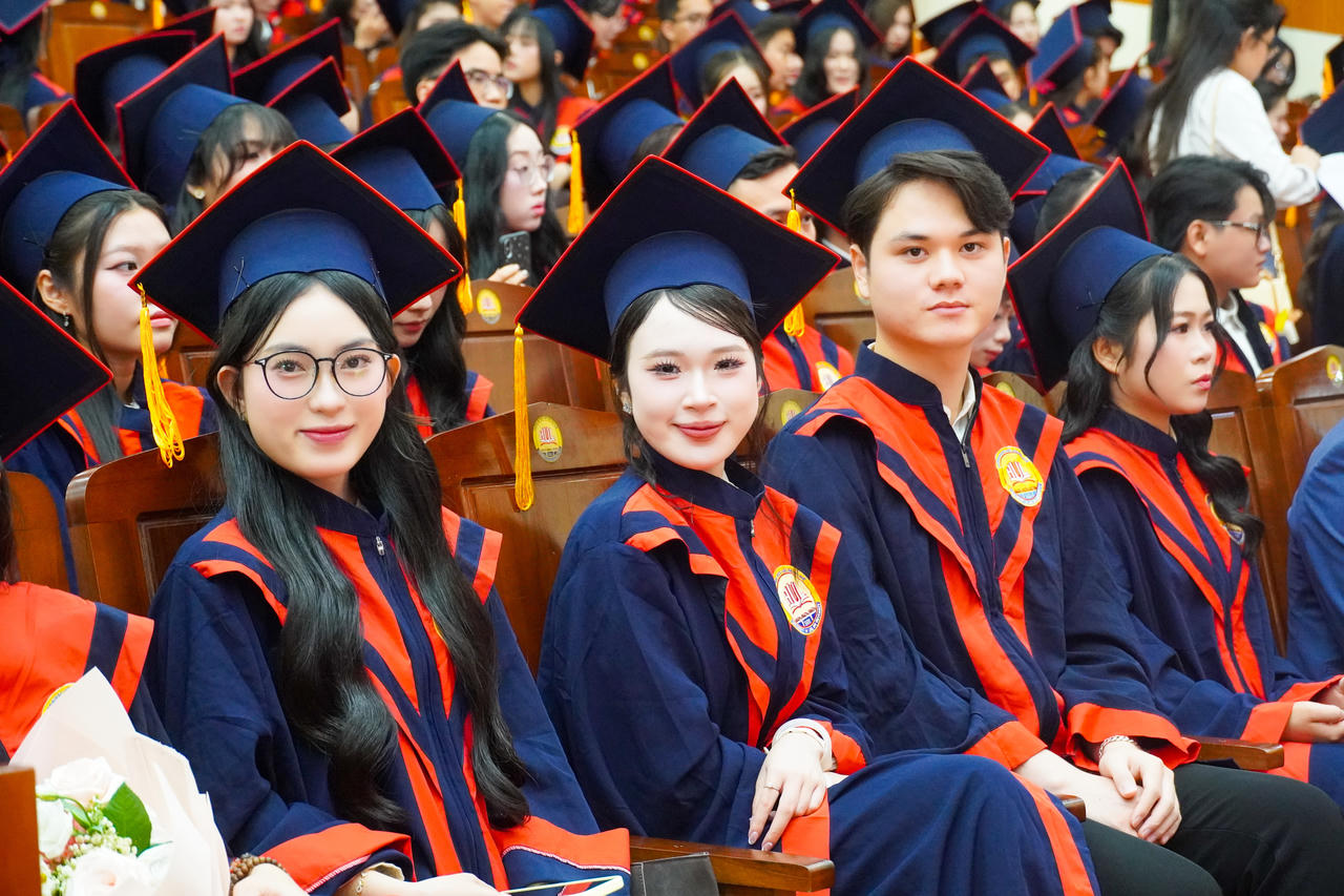 Các tân cử nhân Luật tại buổi lễ tốt nghiệp&nbsp;