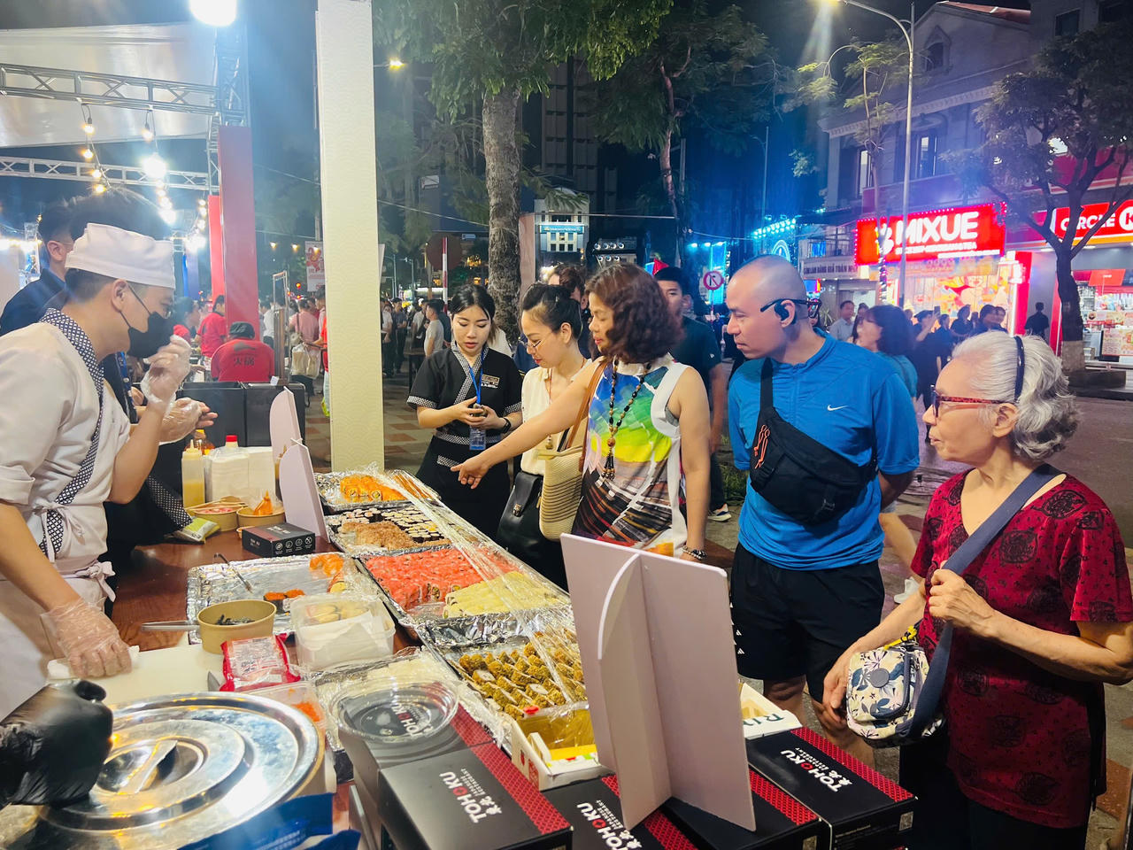 Các gian hàng ẩm thực thu hút du khách thưởng thức, trải nghiệm.