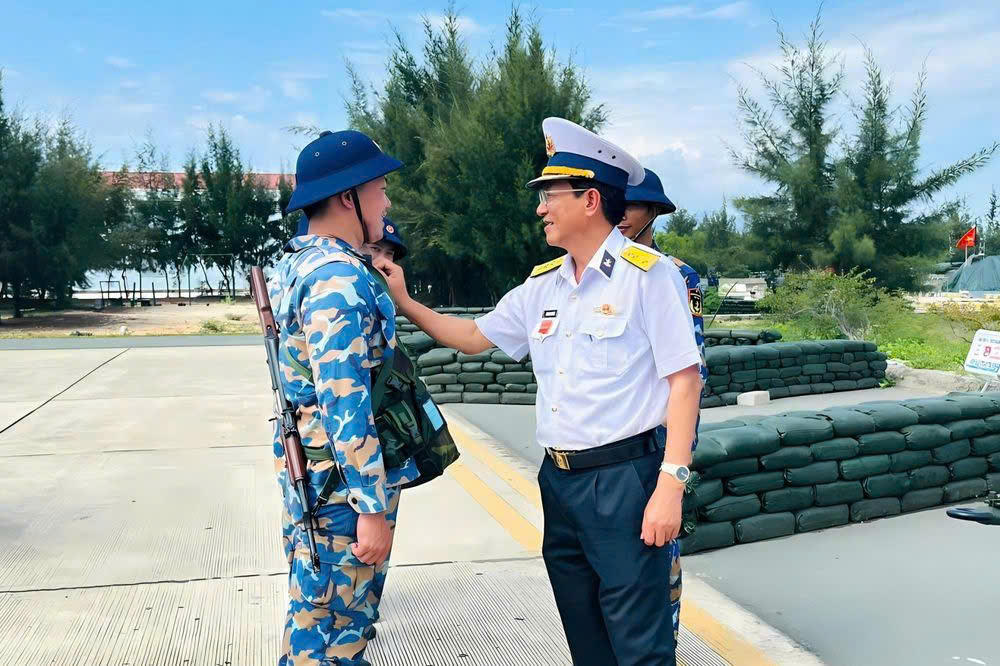 Đại tá Bùi Quang Thuyên kiểm tra tại Lữ đoàn 101. Ảnh Đức Thu
