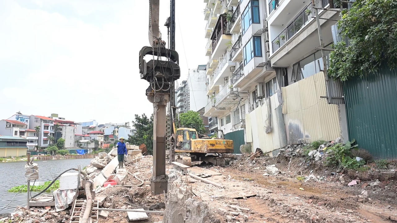 . Một đường tạm ven hồ cũng đã được thi công để phục vụ việc tiếp cận máy móc, thiết bị&nbsp;mà không ảnh hưởng đến giao thông của các tuyến phố chính cũng như sinh hoạt của người dân quanh khu vực (ảnh Ánh Nguyệt).