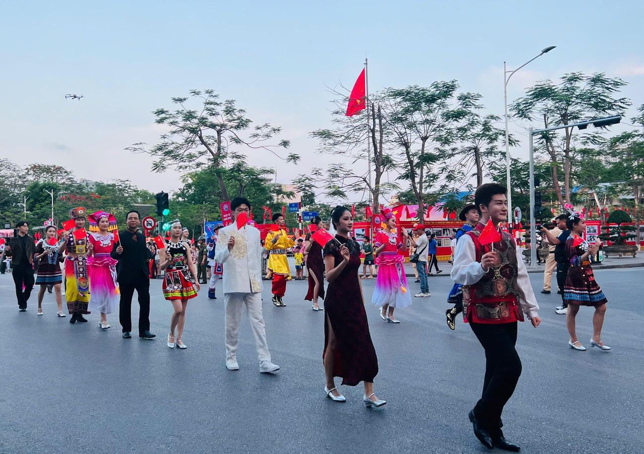 Trước lễ khai mạc là màn diễu hành cổ động trực quan đầy màu sắc với Khối diễu hành Quân nhạc và Văn công Quân khu 3; Khối thế giới cổ tích và Đoàn nghệ thuật quốc tế.