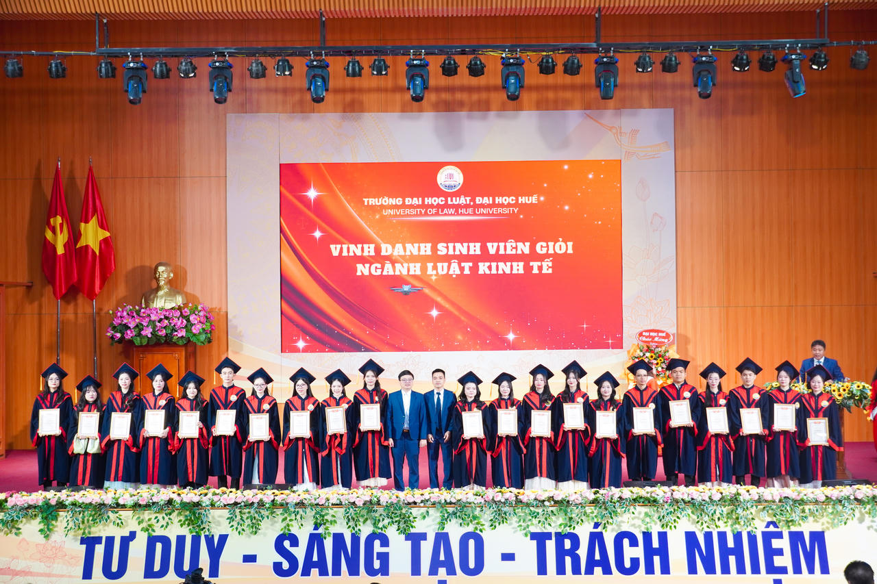 Vinh danh các tân cử nhân đạt học lực loại Giỏi&nbsp;