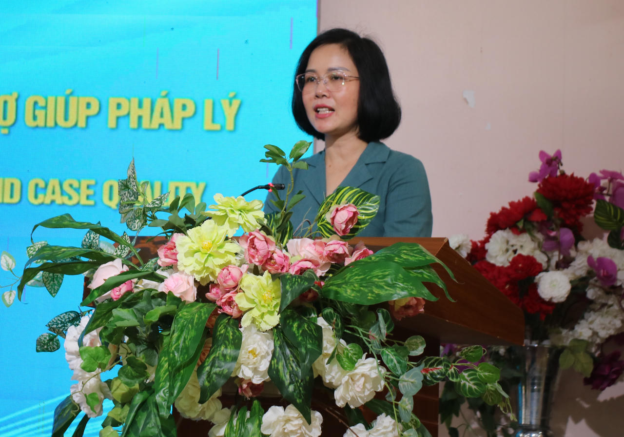 Phó Cục trưởng Cục Phổ biến, Giáo dục Pháp luật và Trợ giúp Pháp lý Vũ Thị Hường phát biểu tại Hội nghị. (Ảnh: Minh Hữu).