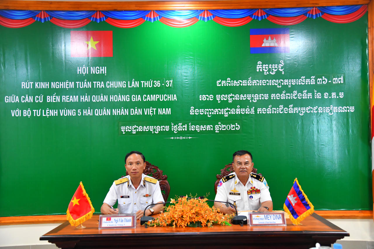 Chuẩn đô đốc Ngô Văn Thành và Phó Đô đốc May Dina đồng chủ trì hội nghị