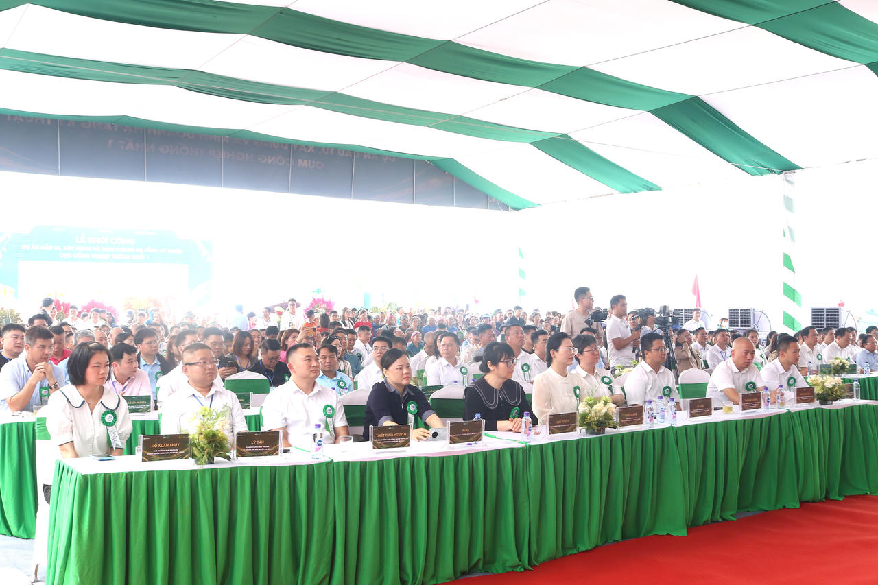 Các đại biểu tham dự buổi lễ