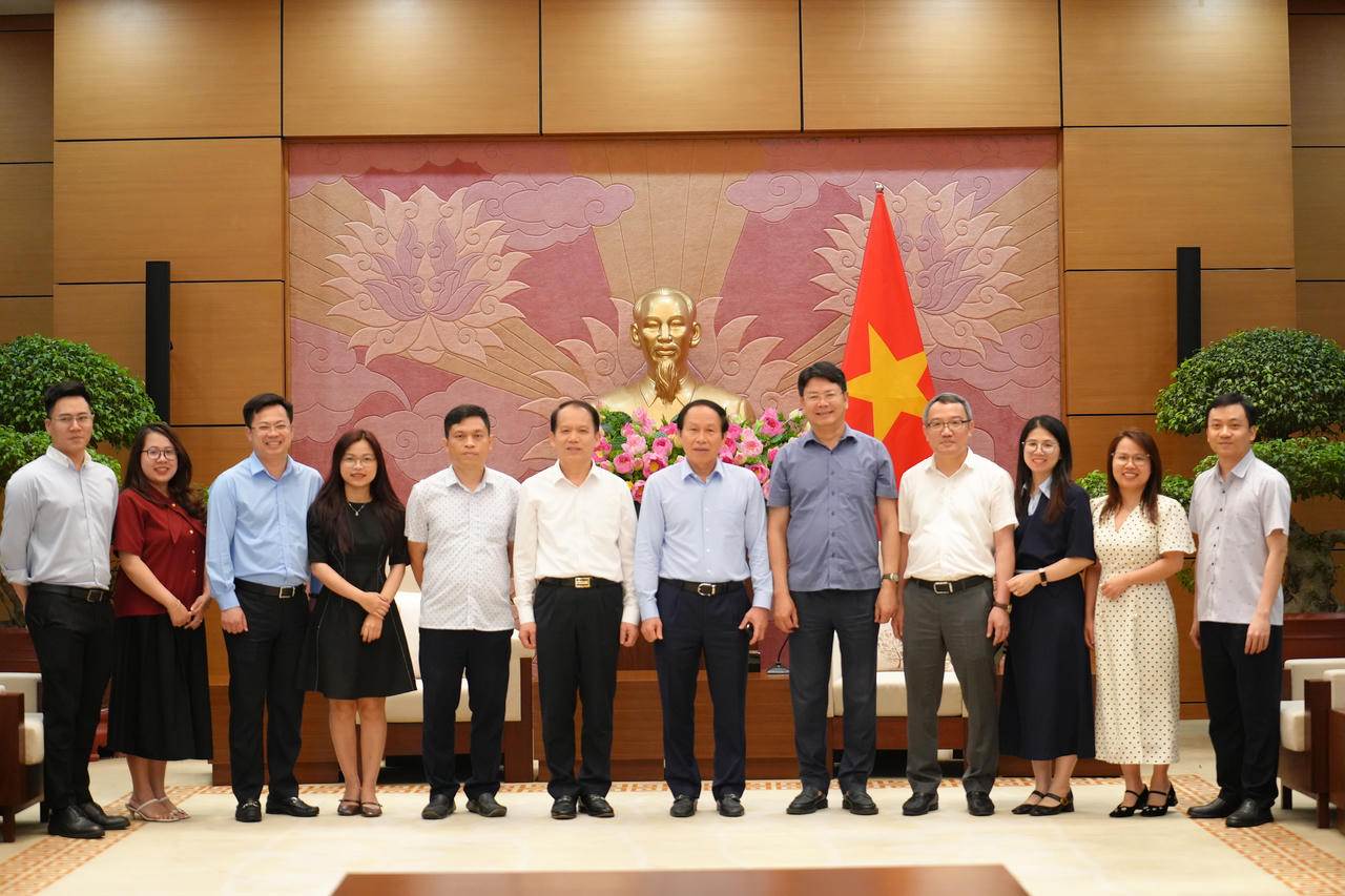 Phó Thủ tướng Lê Tiến Châu, Bộ trưởng Bộ Tư pháp Hoàng Thanh Tùng, Thứ trưởng Bộ Tư pháp Nguyễn Thanh Tịnh chụp ảnh lưu niệm cùng các đại biểu dự họp