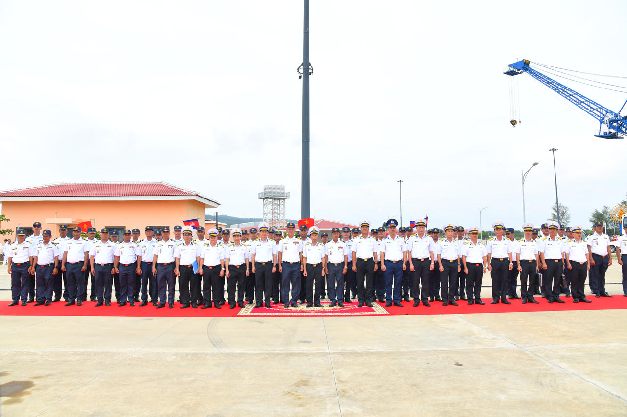 Hai đoàn công tác chụp ảnh lưu niệm