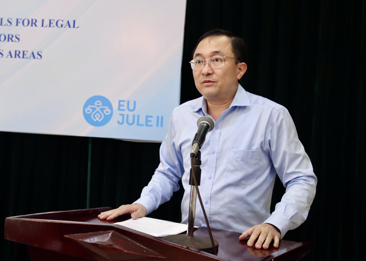 Ông Phan Hồng Nguyên, Phó Cục trưởng Cục trưởng Cục Phổ biến, giáo dục pháp luật và Trợ giúp pháp lý phát biểu tại cuộc họp.