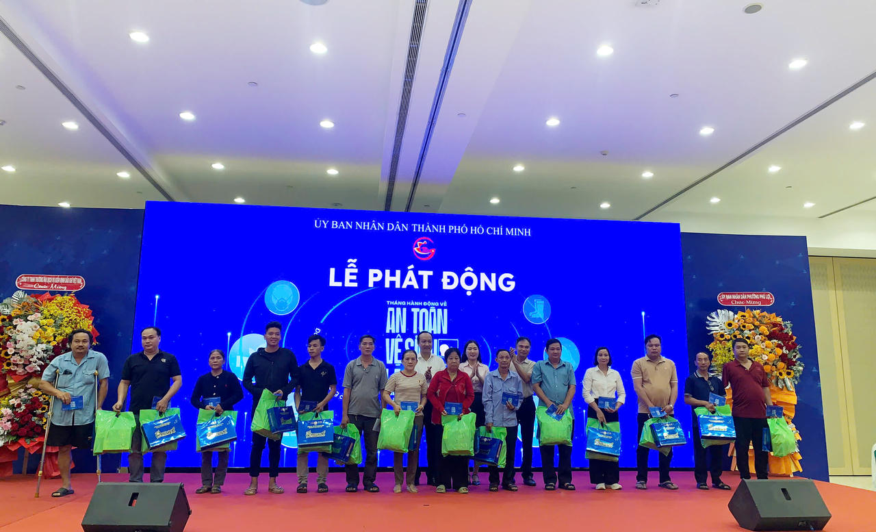 Ban tổ chức trao tặng quà cho người lao động bị tai nạn lao động có hoàn cảnh khó khăn tại Lễ phát động Tháng hành động về an toàn, vệ sinh lao động năm 2026 do UBND TP Hồ Chí Minh tổ chức.