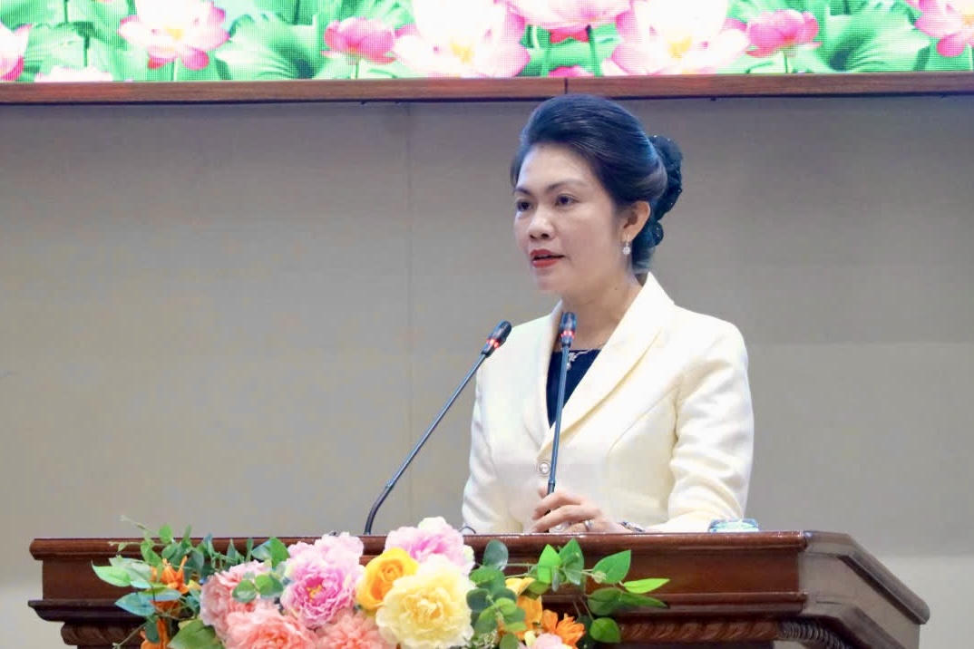 Bà Nguyễn Thị Uyên Trang - Giám đốc Sở Văn hóa, Thể thao và Du lịch tỉnh Đồng Tháp thông tin tại hội nghị