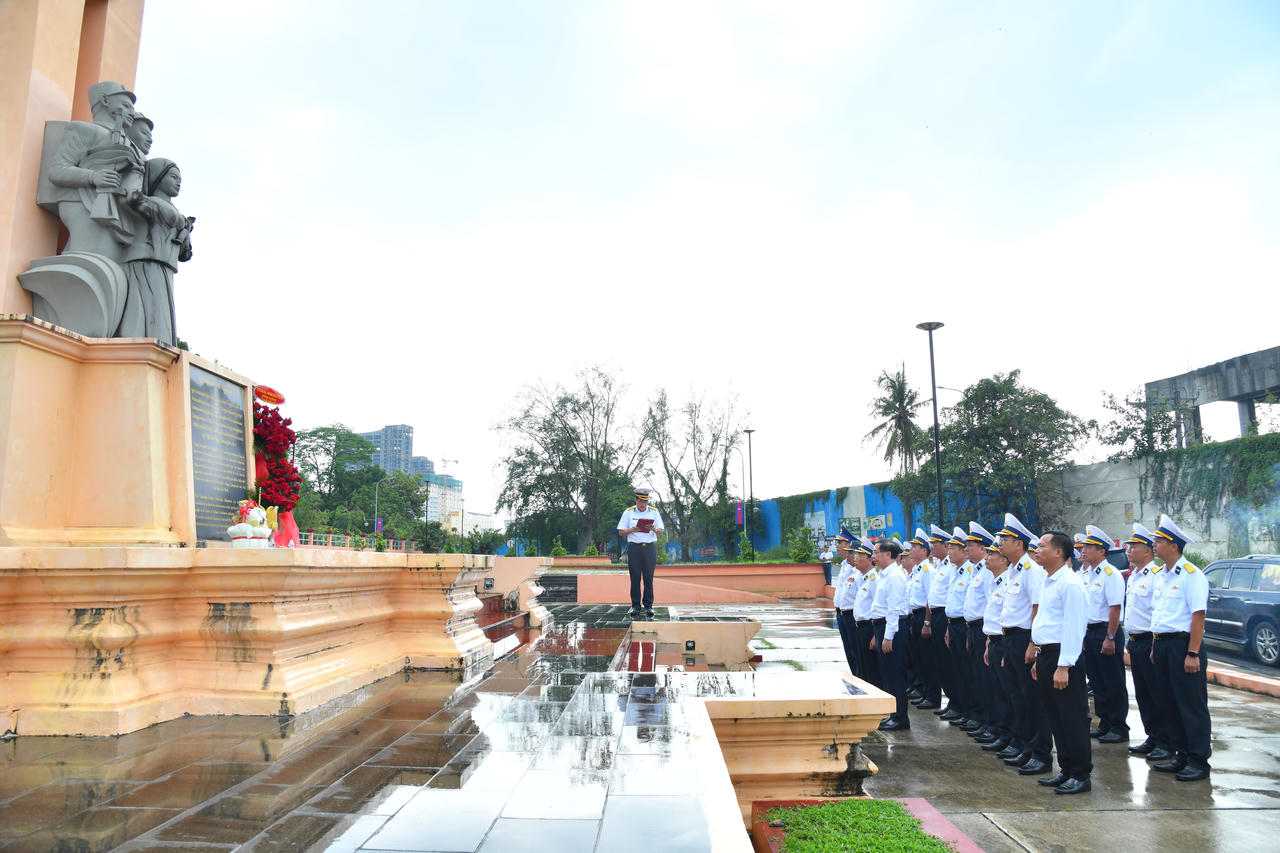 Đoàn công tác Bộ Tư lệnh Vùng 5 Hải quân dâng hương Tượng đài Hữu nghị Việt Nam - Campuchia (1)