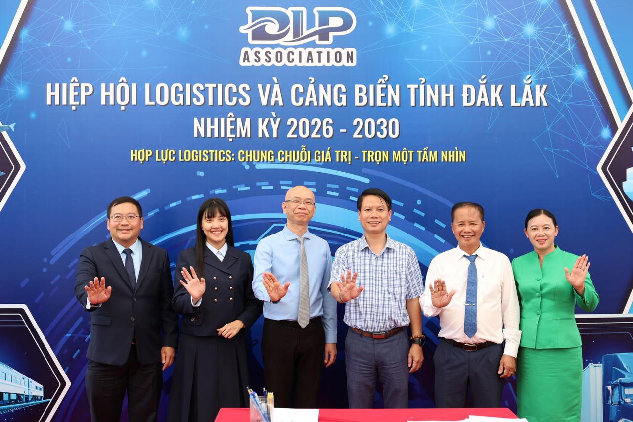 Các đại biểu chụp hình lưu niệm tại sự kiện