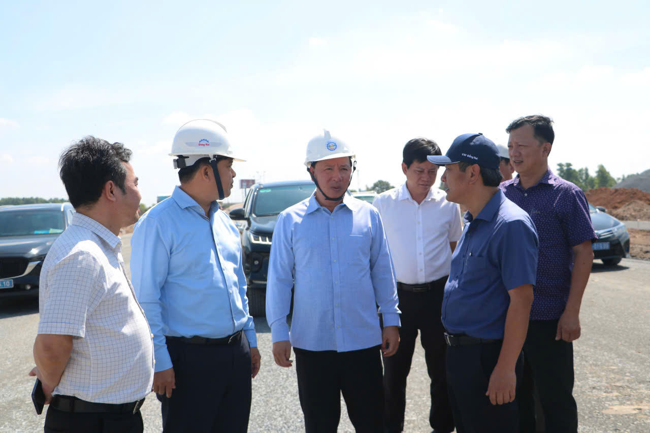 Chủ tịch UBND TP Đồng Nai Nguyễn Văn Út, Phó Chủ tịch UBND TP Hồ Văn Hà cùng lãnh đạo các sở, ngành trực tiếp kiểm tra tiến độ thi công Dự án thành phần 1 cao tốc Biên Hòa - Vũng Tàu 