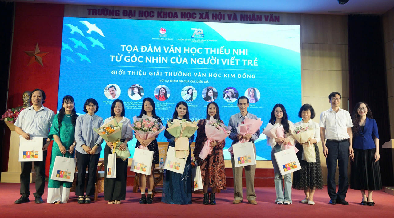 Ban tổ chức tặng hoa cho các diễn giả tham dự tọa đàm&nbsp;“Văn học thiếu nhi từ góc nhìn của người viết trẻ” (Ảnh: T.Minh).