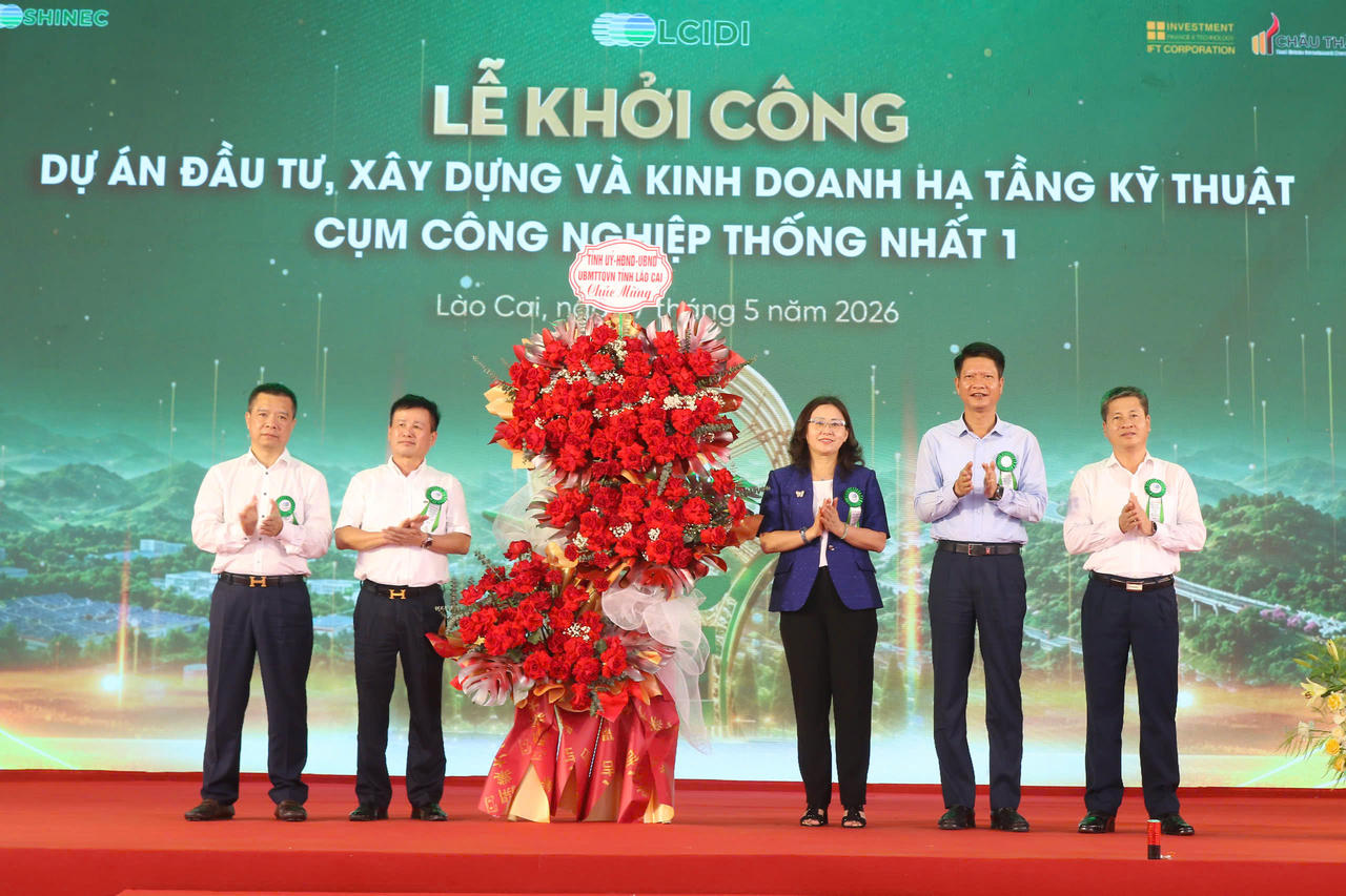 Lãnh đạo tỉnh Lào Cai tặng hoa chúc mừng