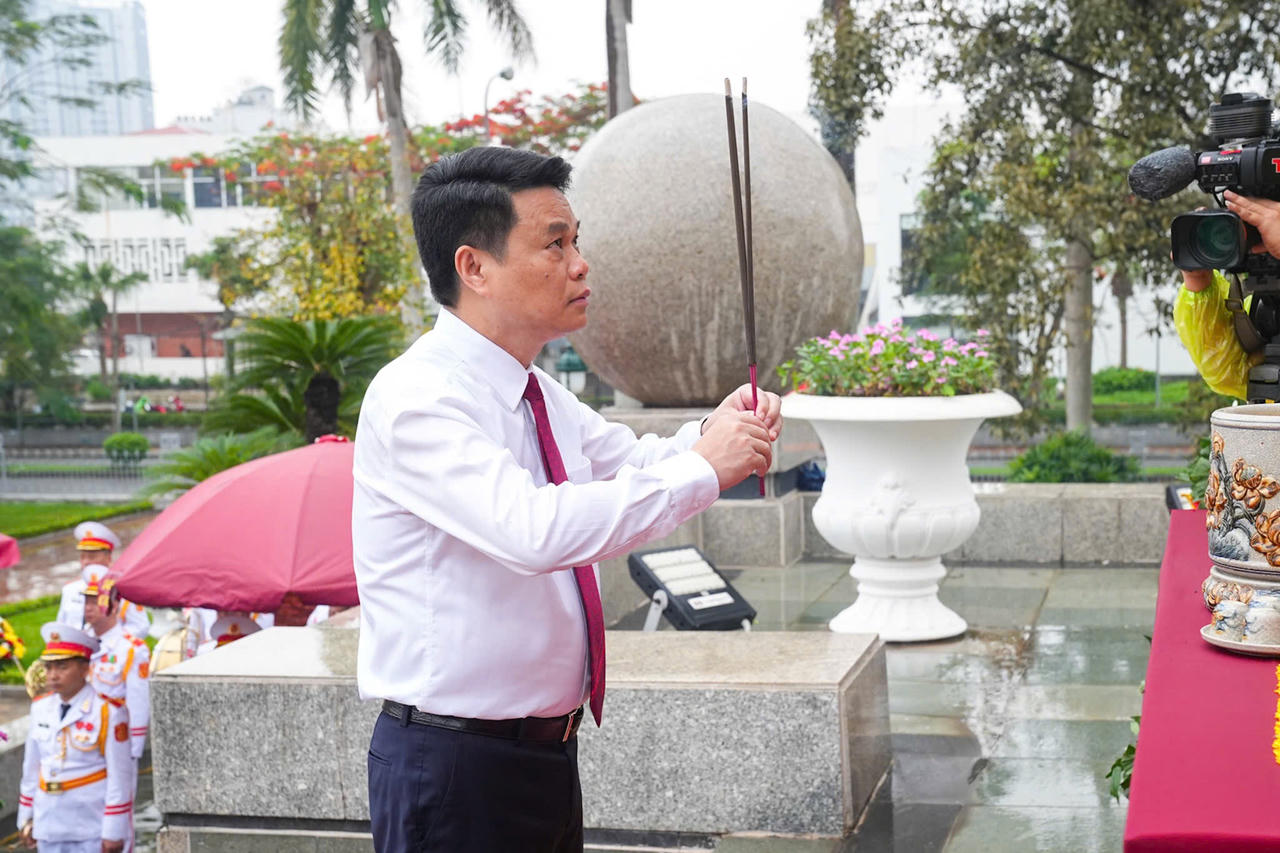 Đoàn đại biểu do ông Lê Ngọc Châu, Ủy viên Trung ương Đảng, Bí thư Thành ủy Hải Phòng dẫn đầu