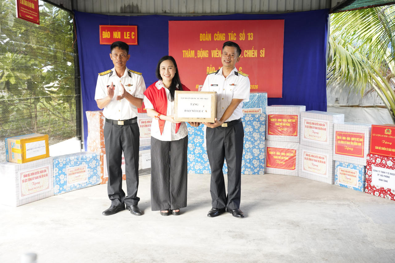 Đại biểu Xuân Hương tặng quà các chiến sĩ