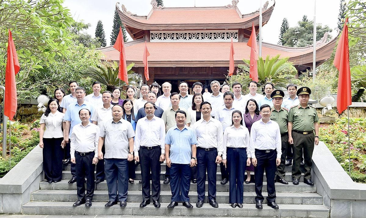Các đại biểu hai tỉnh Tuyên Quang và Thái Nguyên chụp ảnh lưu niệm tại Nhà tưởng niệm Chủ tịch Hồ Chí Minh. (Ảnh: Thanh Phúc)
