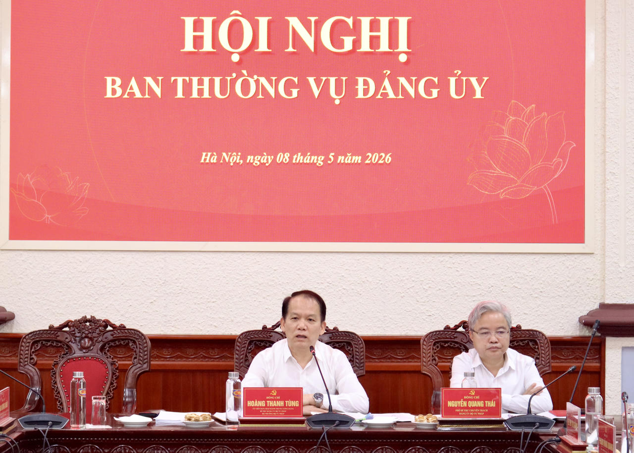 Bí thư Đảng ủy, Bộ trưởng Bộ Tư pháp Hoàng Thanh Tùng phát biểu tại hội nghị.