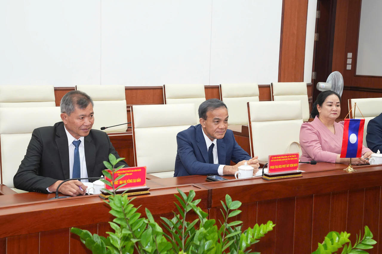 Đoàn đại biểu chính quyền tỉnh Viêng Chăn và tỉnh U-đôm-xay (Lào).