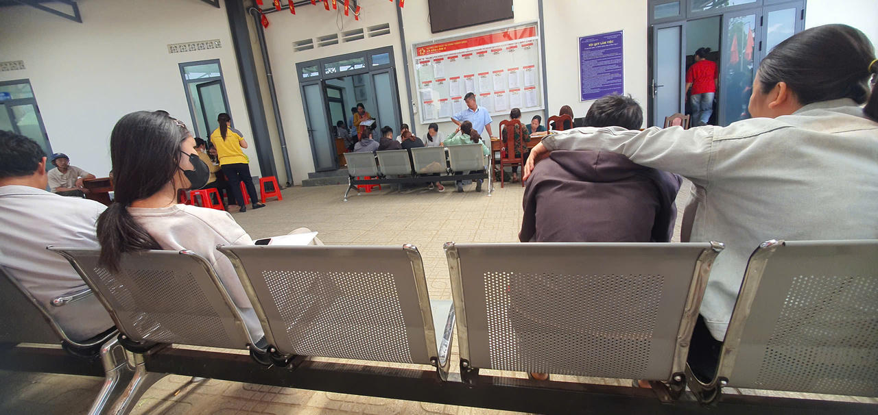 Người dân ngồi chờ thực hiện thủ tục hành chính tại Trung tâm phục vụ hành chính công xã Bảo Lâm 2.