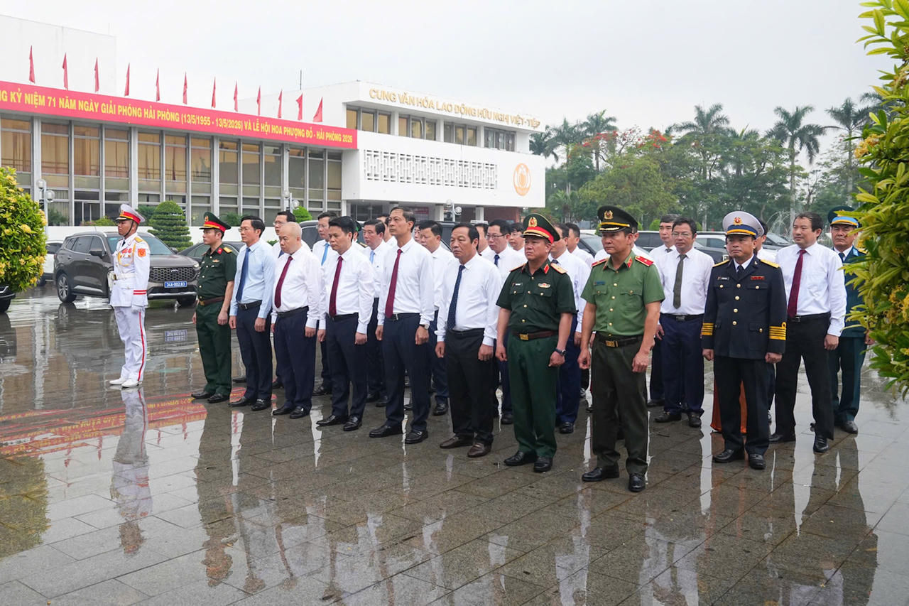 Đoàn đến dâng hương tại Đài tưởng niệm đồng chí Nguyễn Đức Cảnh trong khuôn viên Cung Văn hóa lao động hữu nghị Việt Tiệp.