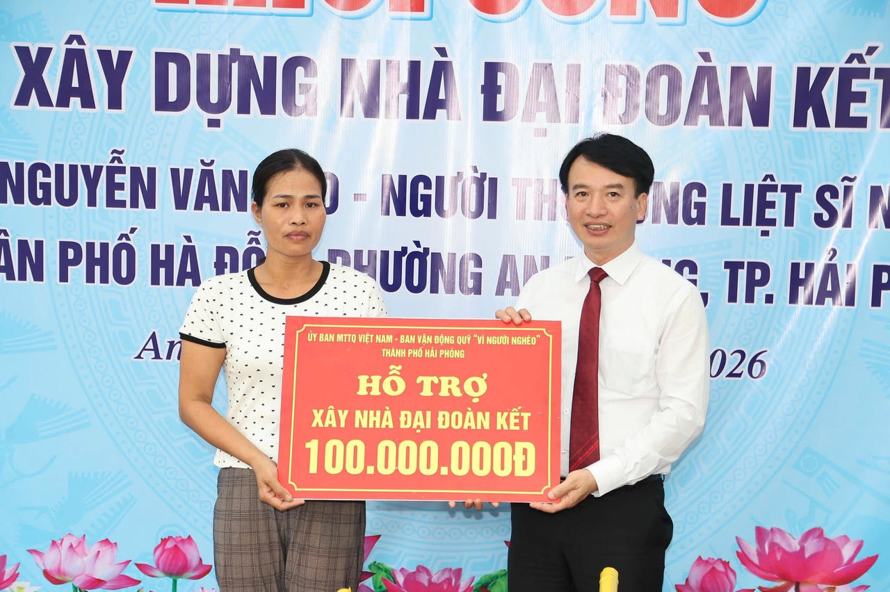 Ông&nbsp;Nguyễn Đức Tuấn, Phó Chủ tịch Thường trực Ủy ban MTTQ Việt Nam thành phố trao tặng hỗ trợ xây nhà Đại đoàn kết.