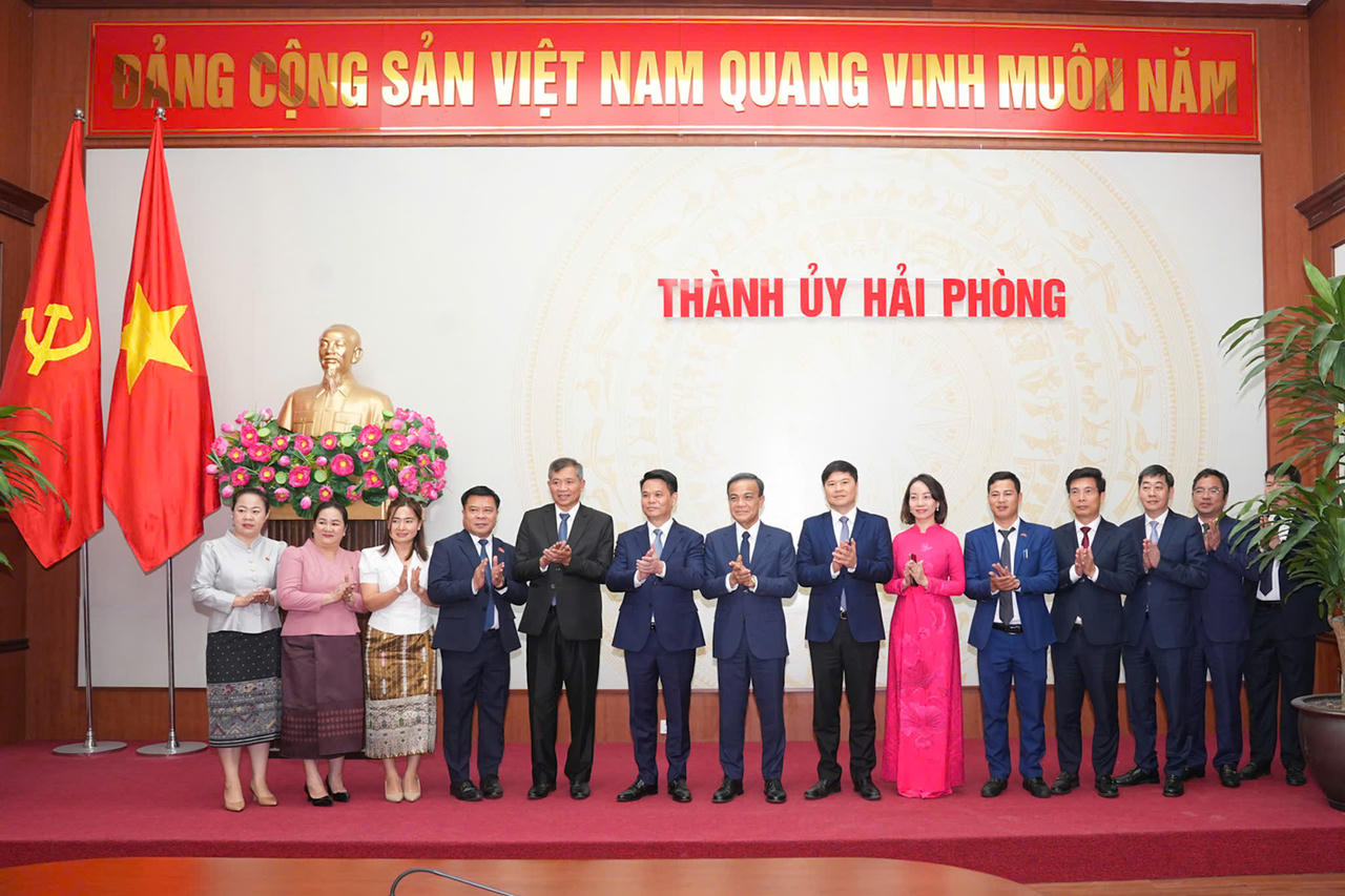 Lãnh đạo thành phố Hải Phòng và Đoàn đại biểu chính quyền tỉnh Viêng Chăn và tỉnh U-đôm-xay (Lào) chụp ảnh lưu niệm.