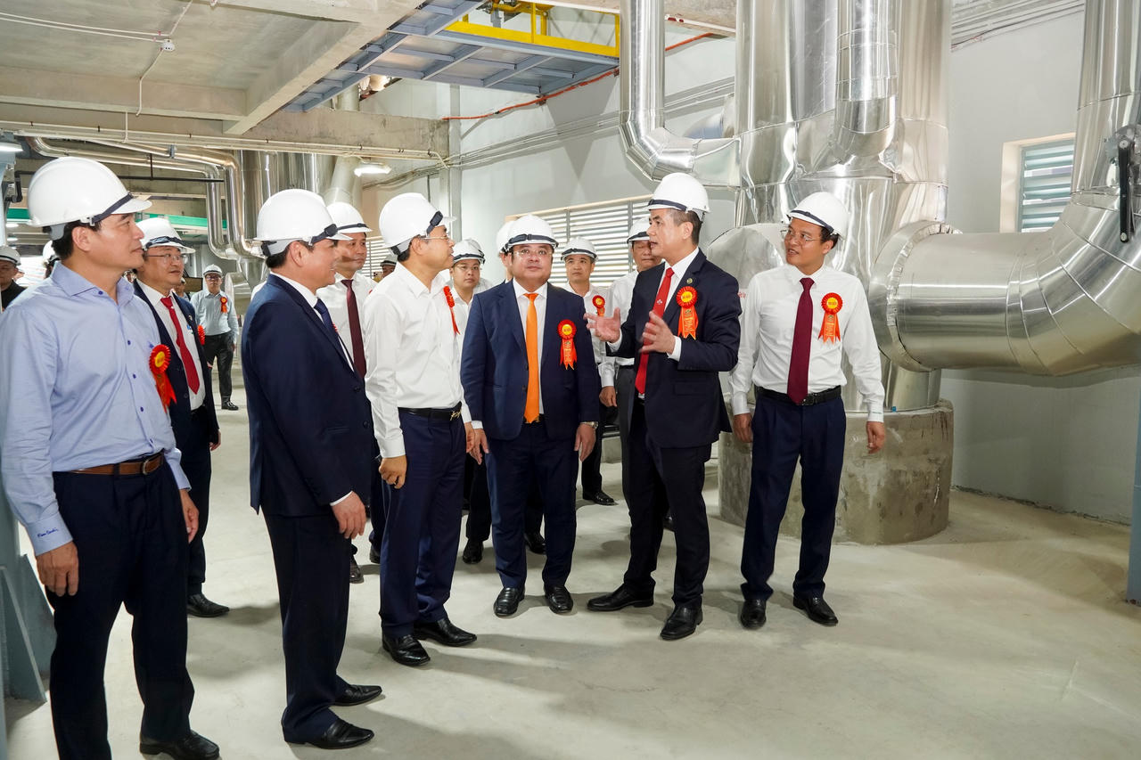Các đại biểu thăm nhà máy sản xuất Kali sulphat. Ảnh: Supe Lâm Thao