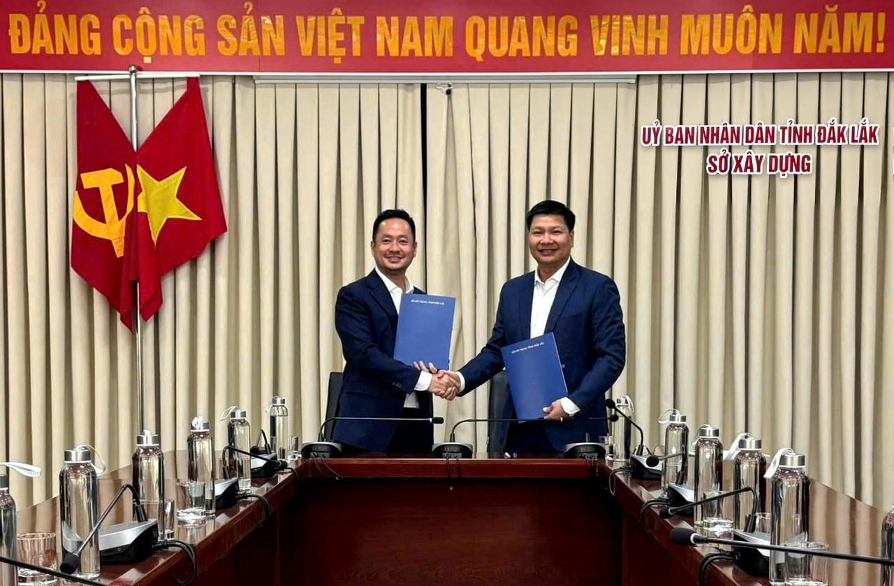 Giám đốc Sở Xây dựng Đắk Lắk Cao Đình Huy và đại diện Liên danh Việt Phú An thực hiện ký kết Dự án.
