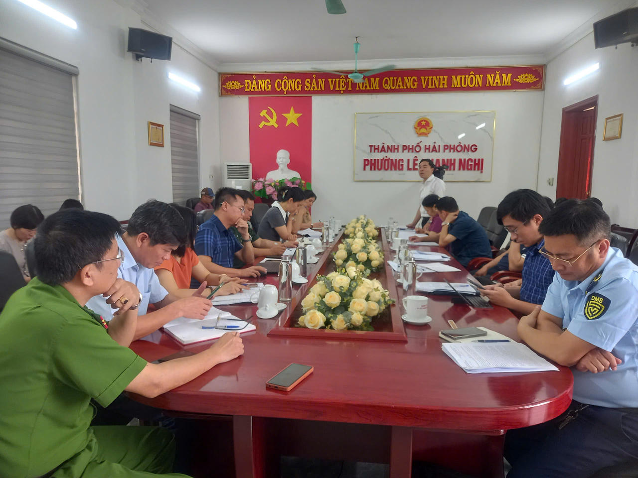 Phó Chi cục trưởng Chi cục Vệ sinh an toàn thực phẩm Hải Phòng đề nghị phường Lê Thanh Nghị thiết lập đường dây nóng về ATTP ngộ độc thực phẩm.