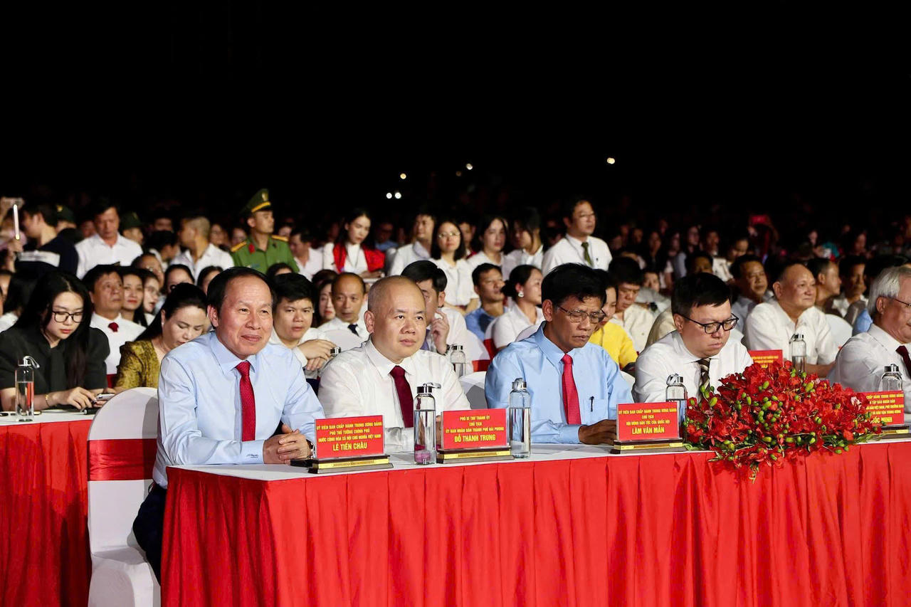 Các lãnh đạo Đảng, Nhà nước và đại biểu tham dự Lễ khai mạc Lễ hội Hoa Phượng Đỏ - Hải Phòng 2026.