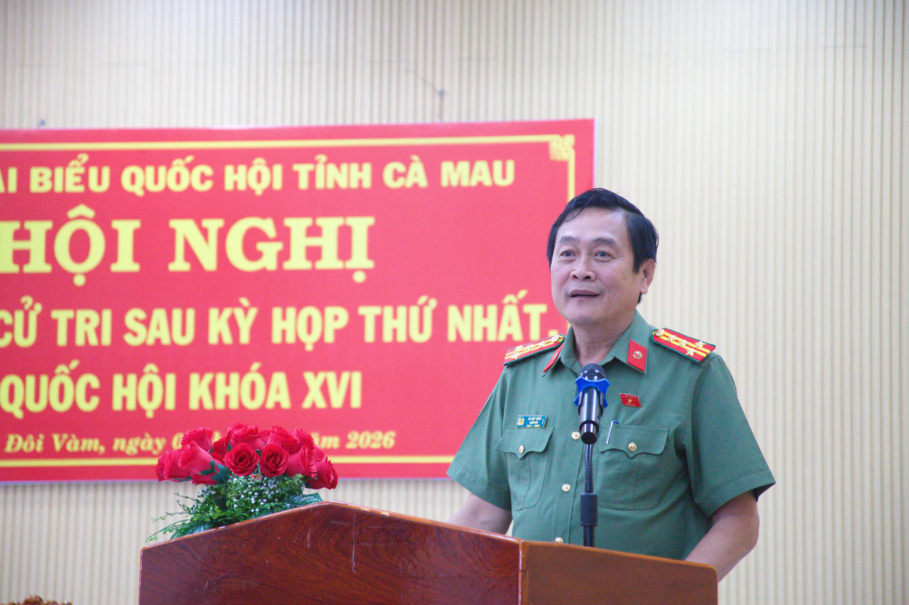 Ông Phan Chí Hiếu và Đại tá Hồ Việt Triều phát biểu, tiếp thu các ý kiến, kiến nghị của cử tri; đồng thời tổng hợp, chuyển đến cơ quan có thẩm quyền xem xét, giải quyết theo quy định.