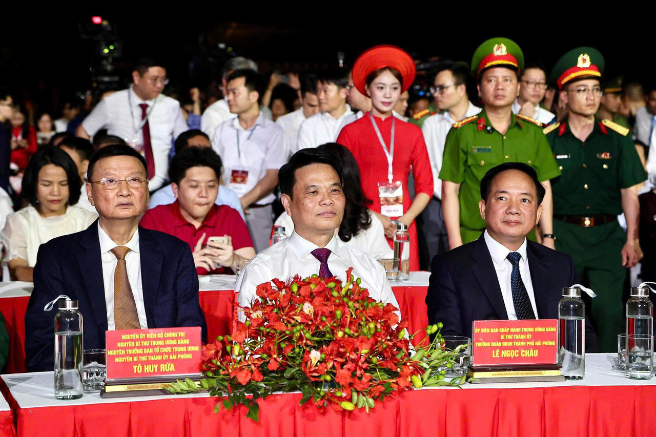 Ủy viên Bộ Chính trị, Bí thư Trung ương Đảng, Trưởng Ban Tuyên giáo và Dân vận Trung ương Trịnh Văn Quyết, cùng các lãnh đạo, nguyên lãnh đạo Đảng, Nhà nước tham dự buổi lễ.