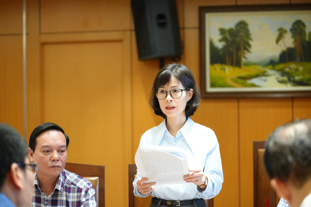 Phó Vụ trưởng Vụ Tổ chức cán bộ Trần Thu Hường báo cáo kết quả công tác tháng 4, nhiệm vụ trọng tâm công tác tháng 5/2026 của đơn vị.