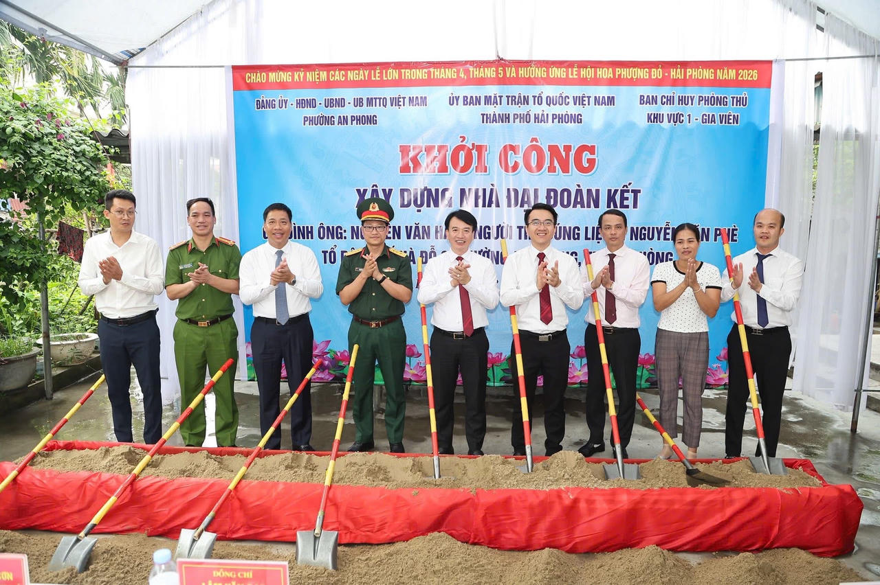 Các đại biểu dự lễ khởi công xây dựng nhà đại đoàn kết .