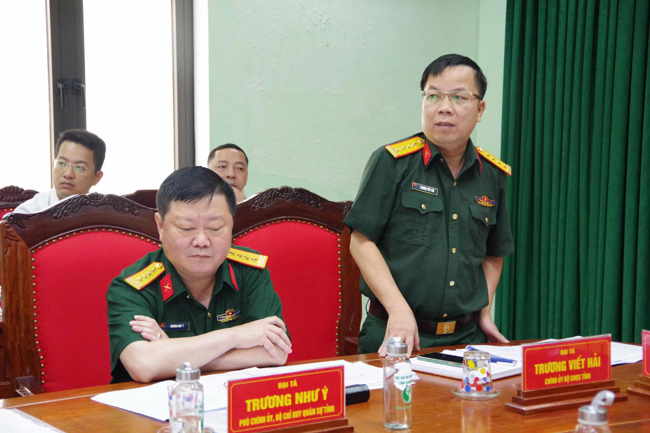 Đại tá Trương Viết Hải - Chính ủy Bộ CHQS tỉnh phát biểu tại hội nghị.