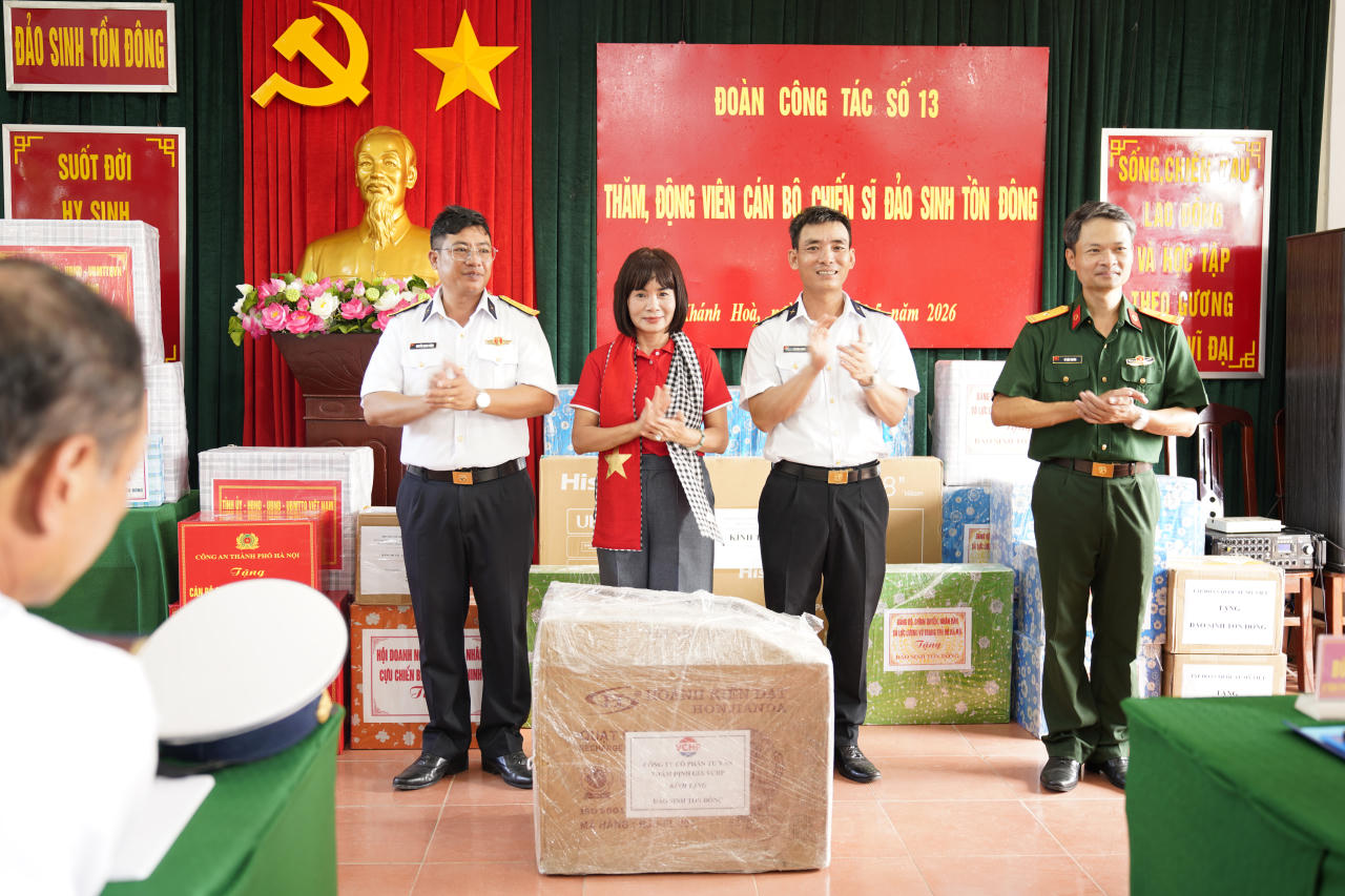 Đại biểu Nguyễn Thị Hiền tặng quà cho các chiến sĩ